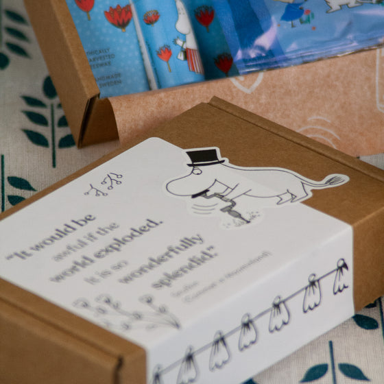 Moomin Bundle klíčenka + balzám na rty + gumídci
