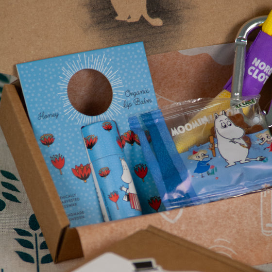 Moomin Bundle klíčenka + balzám na rty + gumídci