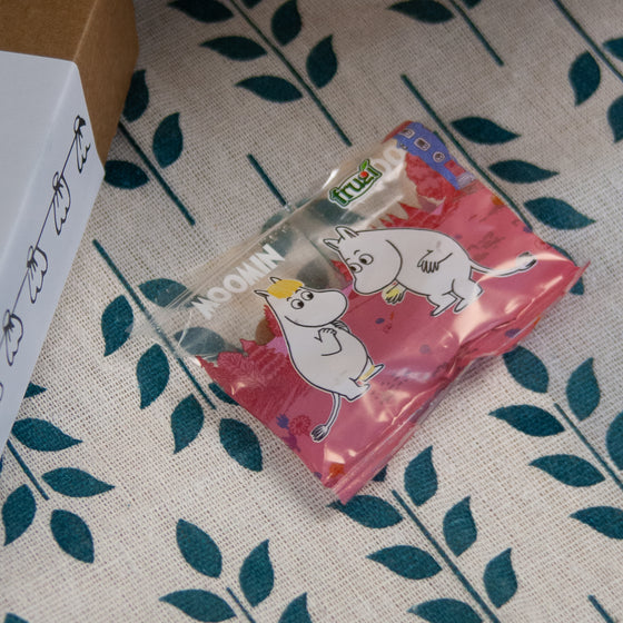Moomin Bundle klíčenka + balzám na rty + gumídci