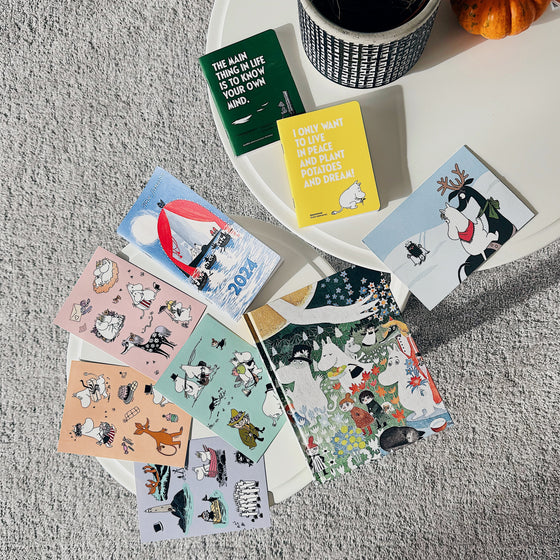 Samolepková pohlednice Muminci růžová - Moomin Sticker Card Love